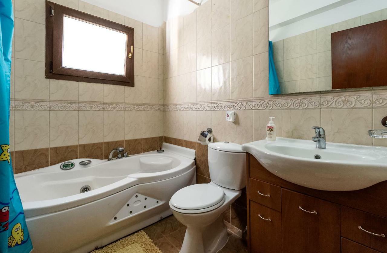 Villa Tsikkos Tria Polis Bagian luar foto